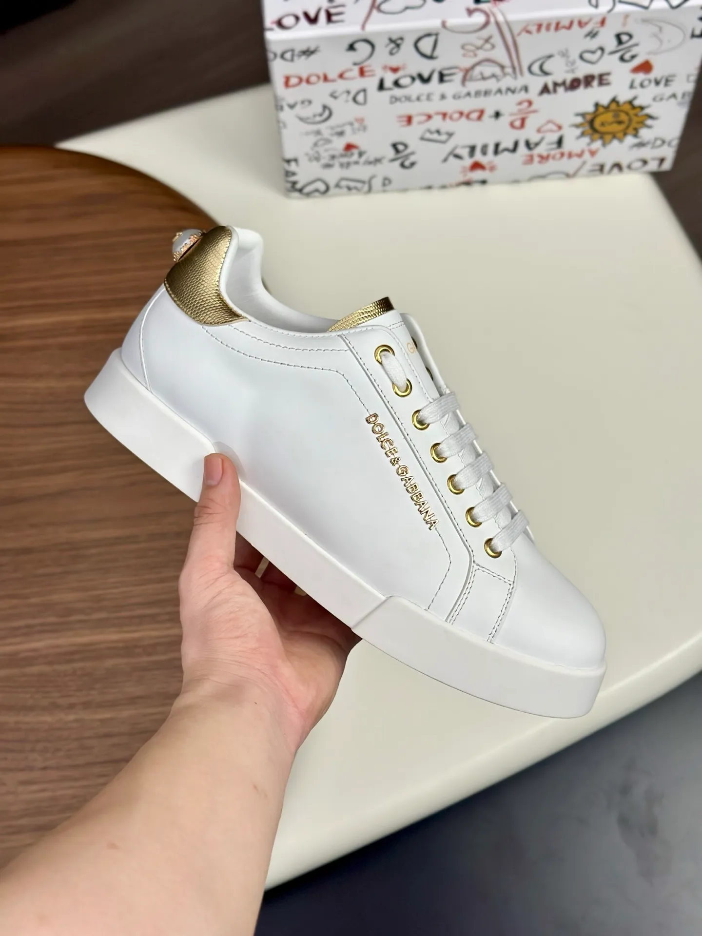 New product 💰800 DG Dolce & Gabbana men's shoes 💰ortofino calfskin sneakers ♞size; 39~44 (customized 38.45.46) Iconic men's shoes 💰ortofino series of sneakers, classic and timeless style, now presented with fashionable details. The calfskin engraved DG logo is a subtle finishing touch. Men's shoes💰ortofino calfskin sneakers: